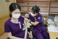 20211015 조선대병원 의료진, 코로나19 화이자 백신 3차 접종 진행
