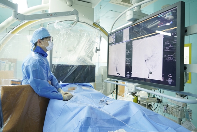 (홈페이지 업로드용) 조선대병원 뇌신경외과 하상우 교수가 뇌혈관 조영술을 시행하고 있는 모습 - 복사본.JPG