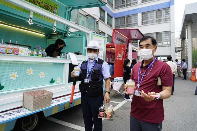 (홈페이지 업로드)20220809 The-K한국교직원공제회 커피트럭 지원 사진4.JPG