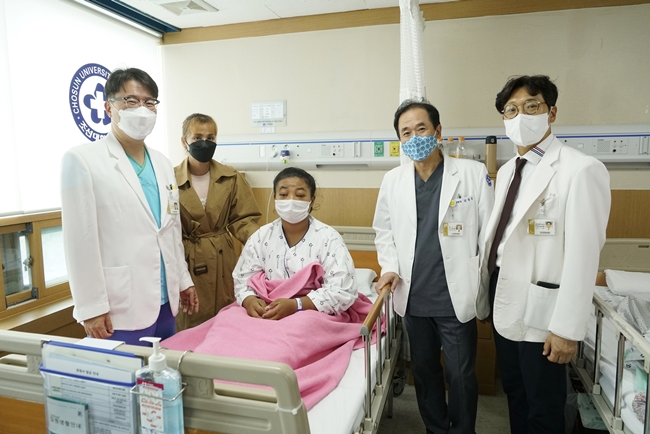 (홈페이지 업로드)20221021 조선대병원, 캄보디아 환자 ‘무료 안과수술’ 지원 사진1.JPG