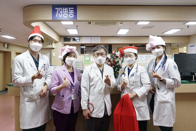 (홈페이지 업로드)20221223 조선대병원, 입원 환아에게 성탄절 선물 전달 사진.JPG