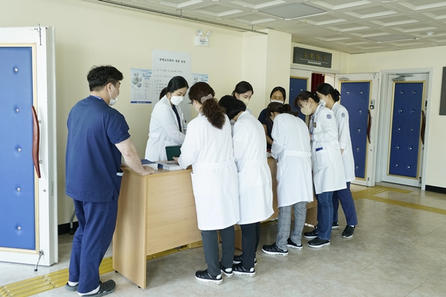 (홈페이지 업로드)20221229 조선대병원, 로봇수술센터 심포지엄 성료 사진1.JPG