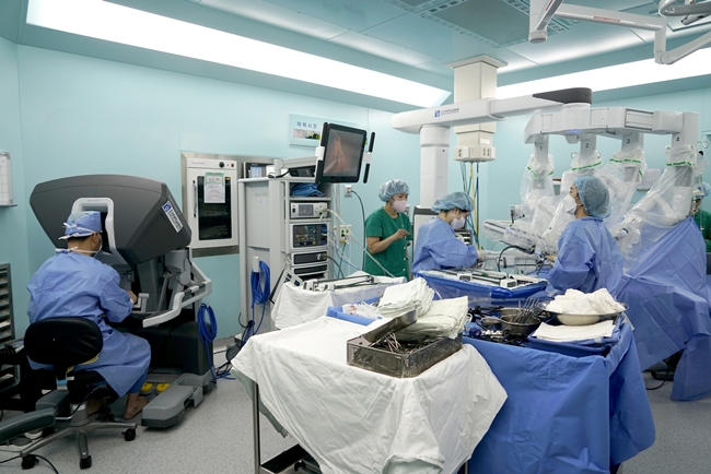 (홈페이지 업로드용) 최신형 4세대 다빈치 Xi 로봇을 이용해 암환자 수술을 진행하고 있는 모습.jpg