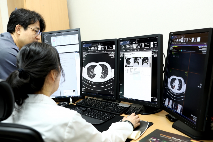 사진. 조선대병원 영상의학과 김진웅, 선현주 교수가 인공지능(AI) 기반 흉부 CT 판독 보조 솔루션에 대해 이야기하고 있다..jpg