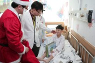2011년 12월 어린이병동 산타선물15